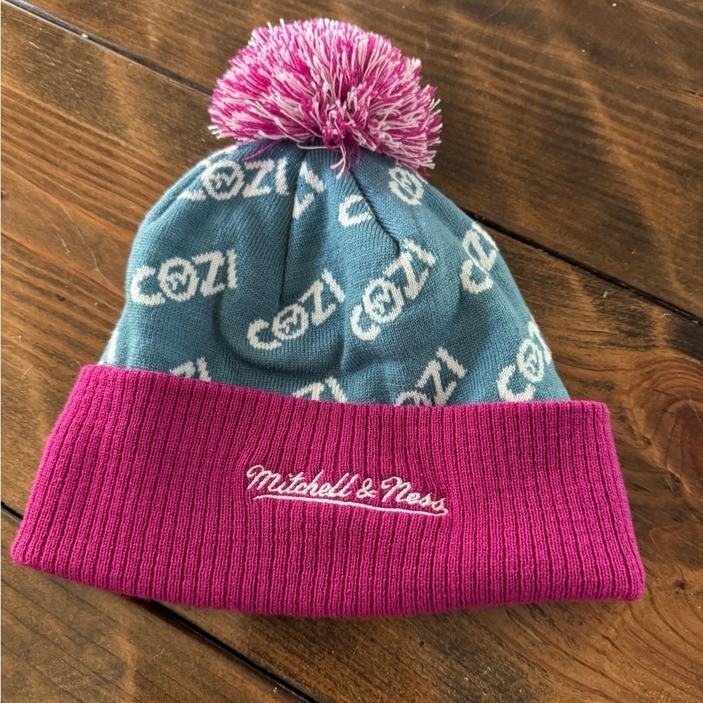 Mitchell & ness Cozi Beanie WTH pompom. NWOT
